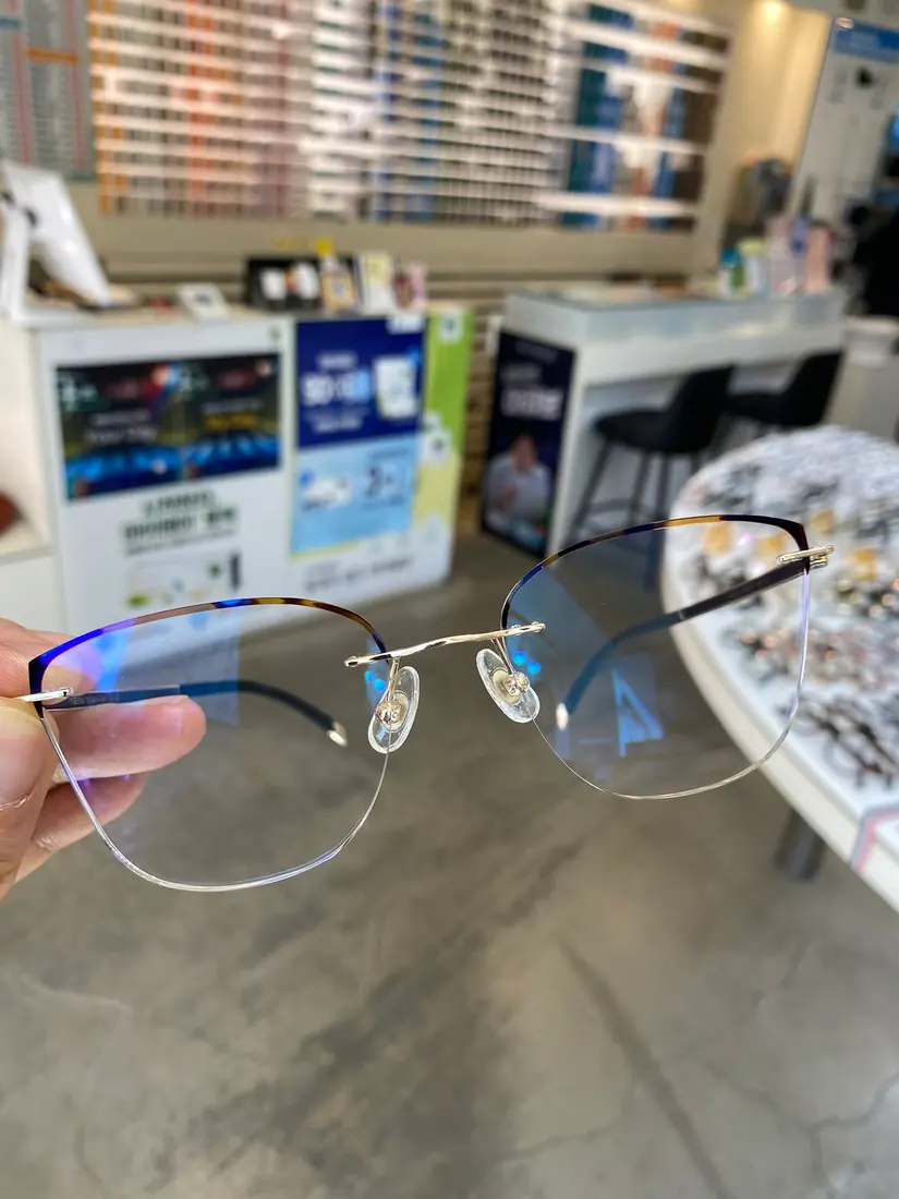 Frame selection trays at the fitting counter — 3