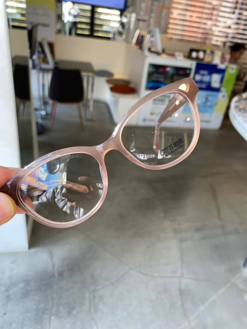 Frame selection trays at the fitting counter — 10